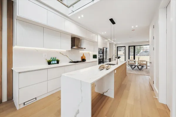Kitchen island white lacquer quartz countertop